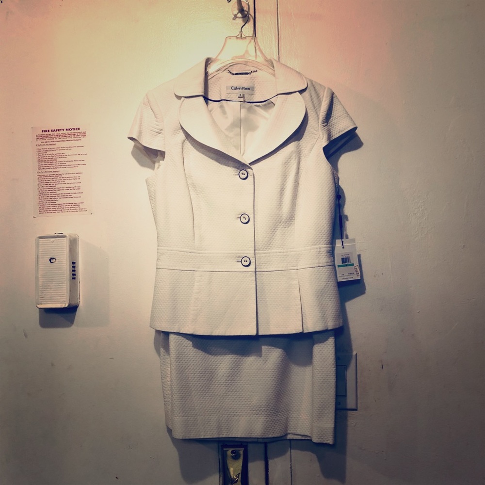 NWT White Calvin Klein Skirt Suit - Size 8